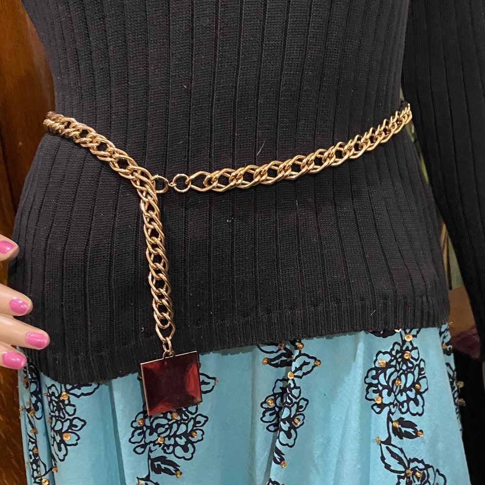🌺Gold chain .belt with square medallion.🌺